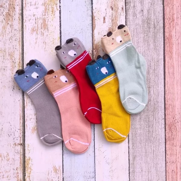 جوراب های رنگ بندی شده در طرح های بچگانه
